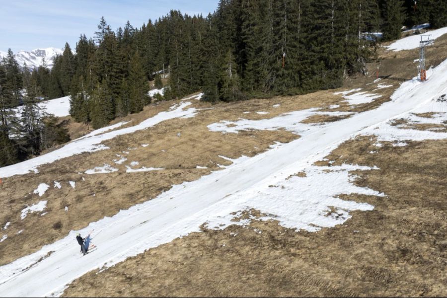 Immer öfters bleiben die Hänge in Schweizer Skigebieten braun: Dies führt dazu, dass immer mehr Skigebiete während der Sportferien-Zeit ihre Anlagen schliessen müssen. (Archivbild)