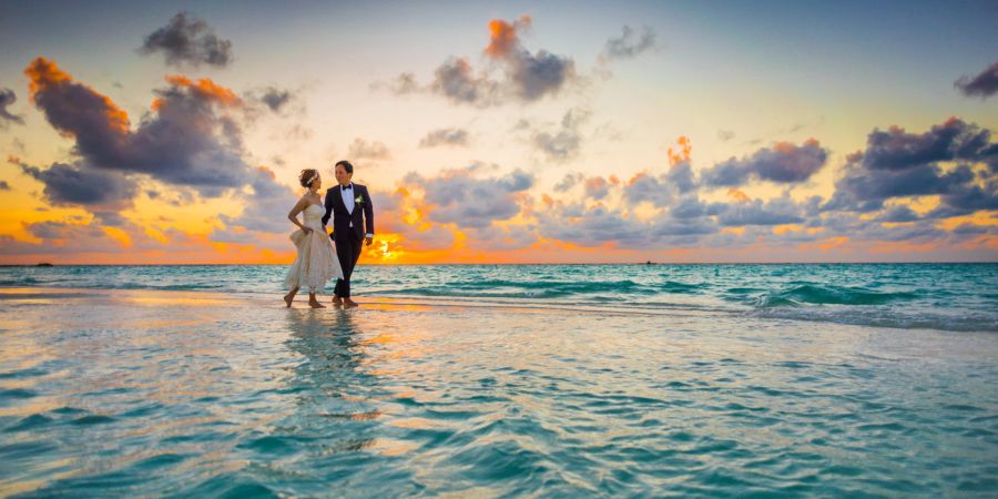 Hochzeitspaar am Strand