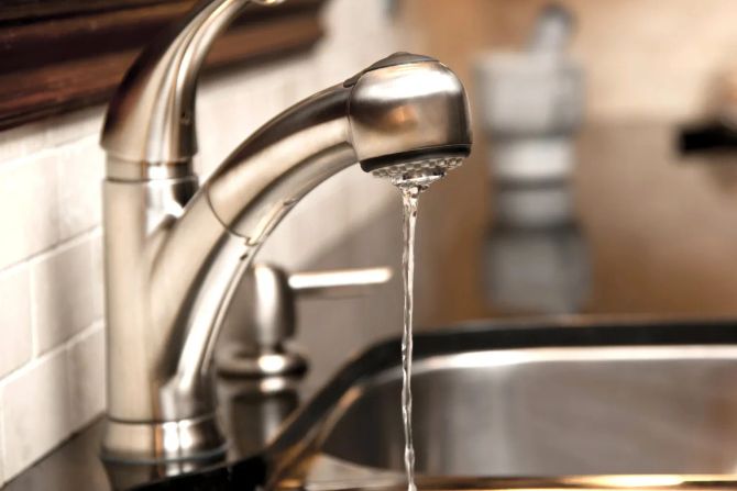 Wasserhahn mit Spülbecken