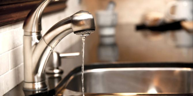 Wasserhahn mit Spülbecken