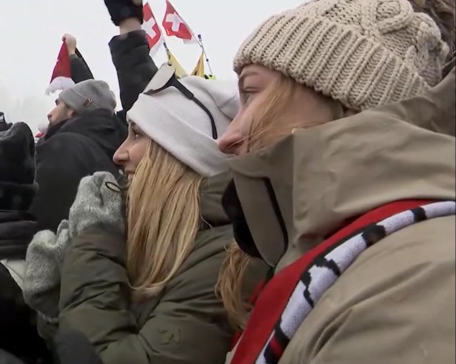 Freundin Stella (l.) und Schwester Alina (r.) feiern den Adelboden-Sieg von Marco Odermatt im Zielraum.