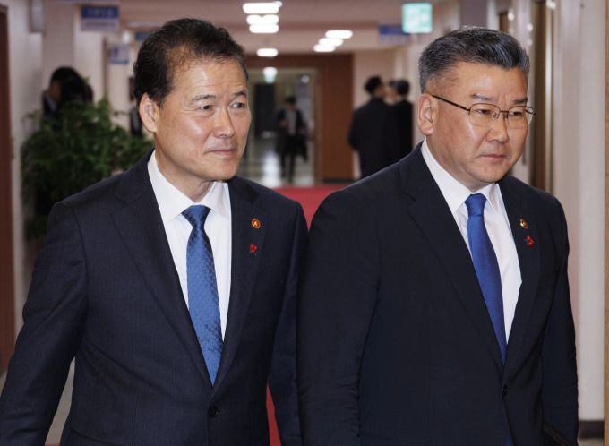 Die südkoreanischen Minister Kim Yung-ho (L) and Ryou Byeong-ho (R) bei einer Sitzung in Seoul. Korea