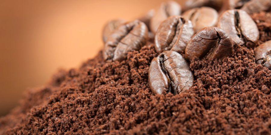 Kaffeesatz ist ein natürlicher Bodenverbesserer und Dünger.