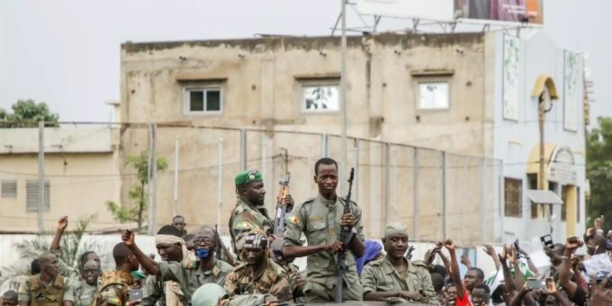Soldaten der Armee beim Putsch in Bamako. (Archivbild) mali militärputsch