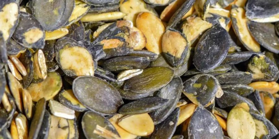 Behörden warnen vor dem Verzehr von Kürbiskernen, die bei der Supermarktkette Kaufland verkauft wurden. Betroffen ist das Produkt «K Classic Kürbiskerne naturbelassen» mit dem Mindesthaltbarkeitsdatum 20.03.2021. Foto: Patrick Pleul/dpa-Zentralbild/Illustration