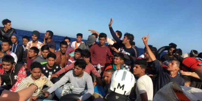 Flüchtlinge vor der italienischen Insel Lampedusa im vergangenen Juni Bootsmigranten