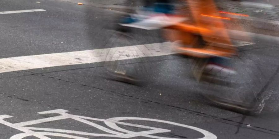 Ein Fahrradfahrer fährt in der Innenstadt über einen Radweg. Foto: Lennart Stock/dpa
