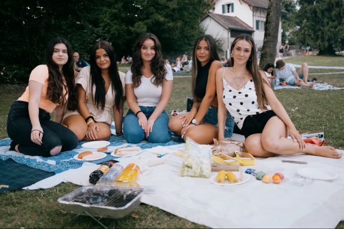 Xheni (rechts) feiert Geburtstag mit ihren Cousinen. Der Auslandurlaub fiel leider ins Wasser.