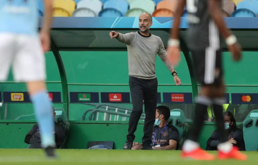 Pep Guardiola gibt seinem Manchester City Anweisungen.