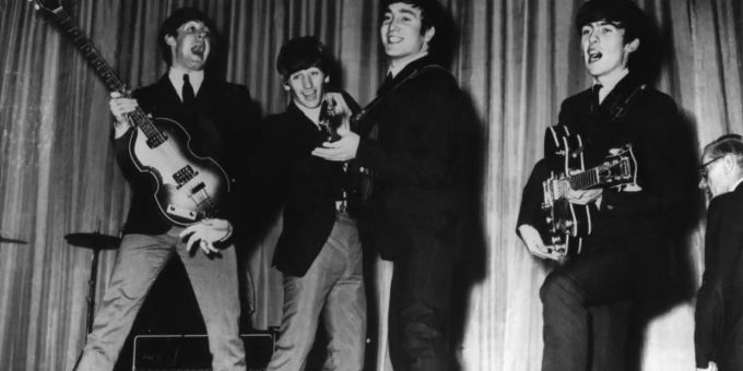 Abgehoben: John, Paul, George und Ringo 1962 in London. Foto: --/dpa Abgehoben: John, Paul, George und Ringo 1962 in London. Foto: --/dpa