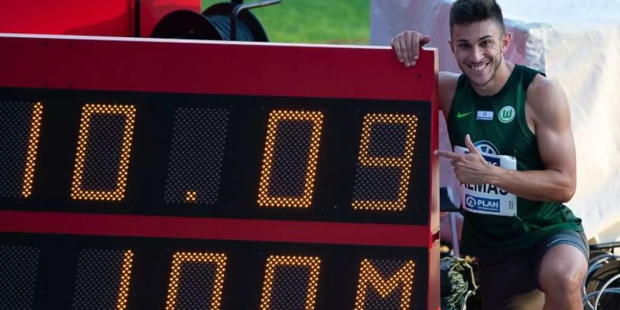 Hatte bei den Deutschen Meisterschaften die 100 Meter in 10,09 Sekunden für sich entschieden: Deniz Almas hockt neben seiner Siegerzeit. Foto: Swen Pförtner/dpa