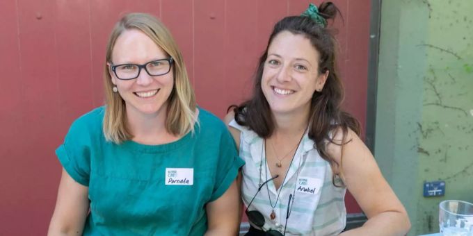 Pamela und Anabel helfen, Gegenstände zu reparieren. Pamela und Anabel helfen, Gegenstände zu reparieren.