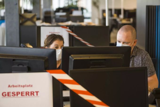 Laut Josef Widler ist die Maskenpflicht wegen des Coronavirus dort sinnvoll, wo der Abstand nicht eingehalten werden kann. coronavirus masken arbeitsplatz