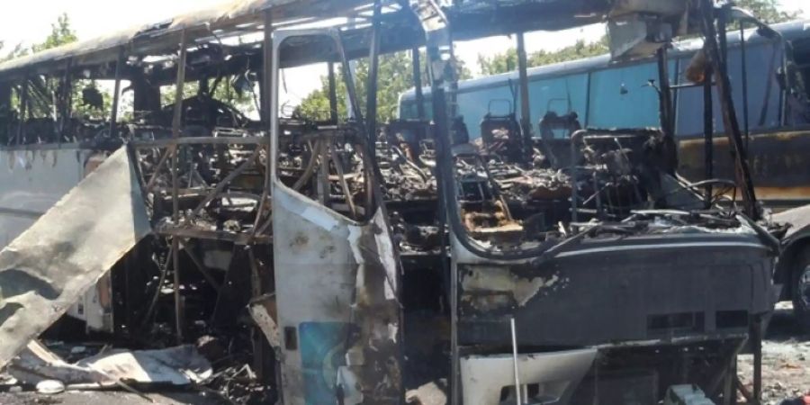 Ausgebrannter Bus nach Attentat in Burgas 2012