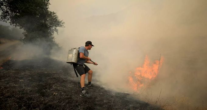 Tony Leonardini, ein Bewohner des Chiles Valley, hilft bei den Löscharbeiten von dem Waldbrand Hennessy mit. Foto: Kent Porter Waldbrände in Kalifornien