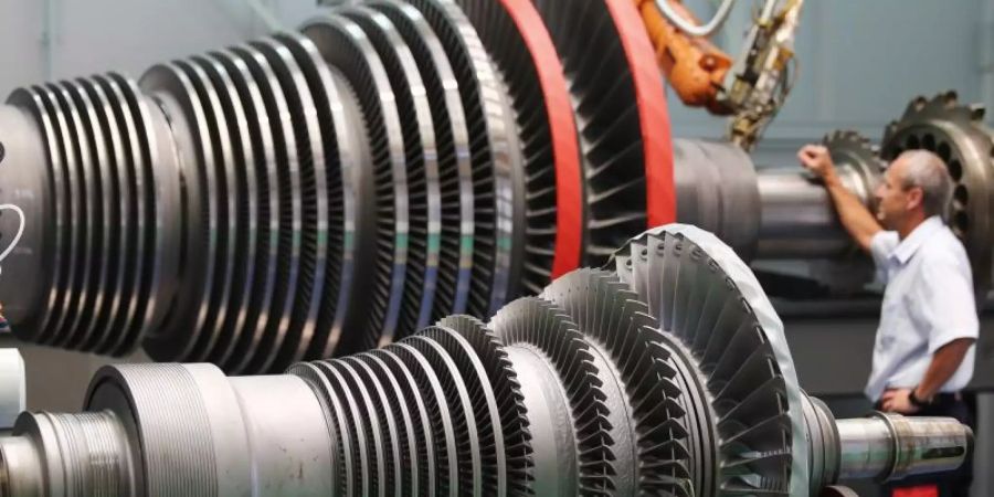 Eine offengelegte Dampfturbine liegt zur Wartung im Siemens Werk für Dampfturbinen-Service in Nürnberg (Bayern). Foto: Daniel Karmann/dpa