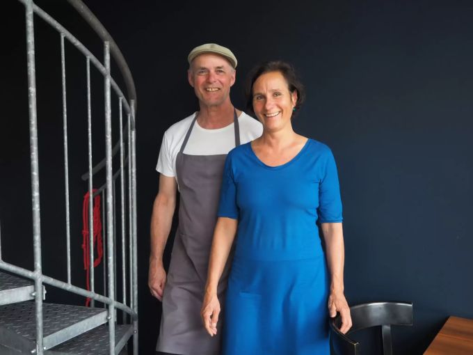 Die weinbar von Regi Huguenin und Stephan Häsler zeichnet sich besonders durch Schweizer Produkte aus. Weinbar zum Hut Uster
