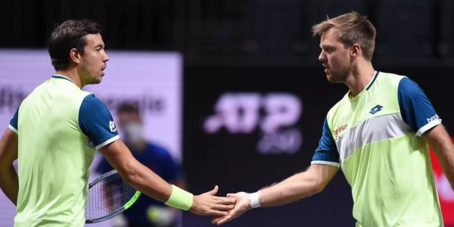 Das Doppel Kevin Krawietz (r) und Andreas Mies hat in Köln das Finale erreicht. Foto: Jonas Güttler/dpa