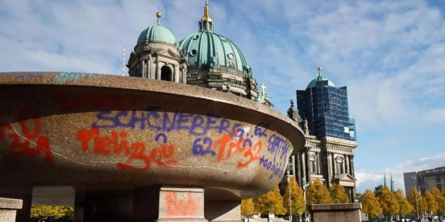 Die beschmierte Granitschale im Lustgarten am Alten Museum. Foto: Jörg Carstensen/dpa