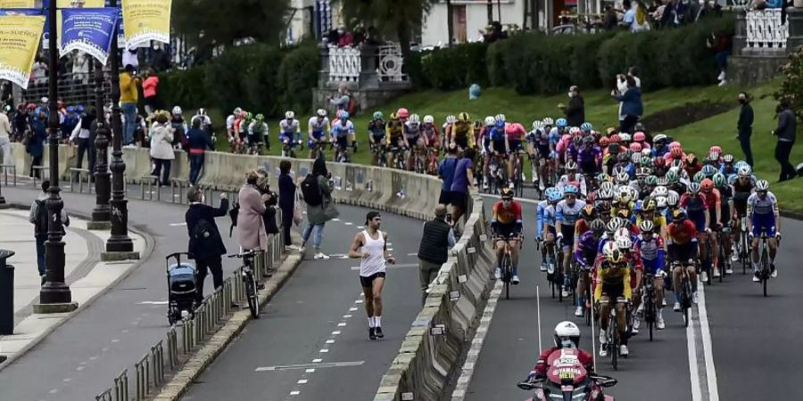 Derzeit findet in Spanien auch die Vuelta statt. Foto: Alvaro Barrientos/AP/dpa