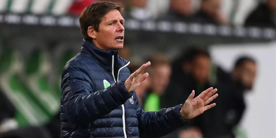 Wolfsburgs Trainer Oliver Glasner gestikuliert am Spielfeldrand. Foto: Swen Pförtner/dpa