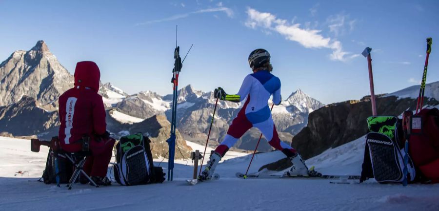 Aktuell bereitet sich die 29-Jährige auf den Gletschern von Zermatt und Saas-Fee auf die Saison vor.