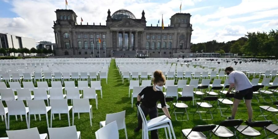 Stuhl-Aktion vor dem Reichstag