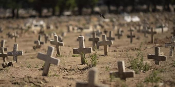 Kreuze für Opfer der Corona-Pandemie auf einem Friedhof in Rio de Janeiro. rio coronavirus