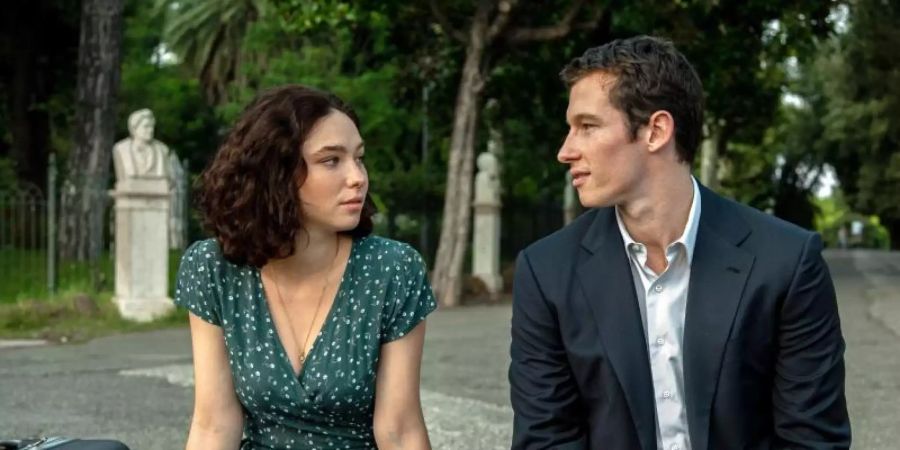 Gregory (Callum Turner) hat sich in Maria (Matilda de Angelis) verliebt. Foto: -/Warner Bros./dpa