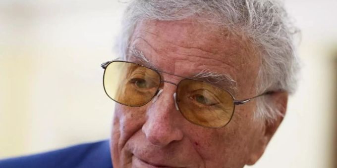 Der 94-jährige US-Sänger Bennett erhält Glückwünsche von allen Seiten. Foto: Cliff Owen/AP/dpa Der 94-jährige US-Sänger Bennett erhält Glückwünsche von allen Seiten. Foto: Cliff Owen/AP/dpa