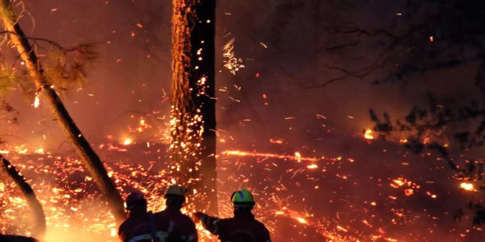 dpatopbilder - Wegen eines Waldbrands in Südfrankreich haben zahlreiche Menschen ihre Häuser verlassen müssen. Foto: Bob Edme/AP/dpa waldbrand frankreich