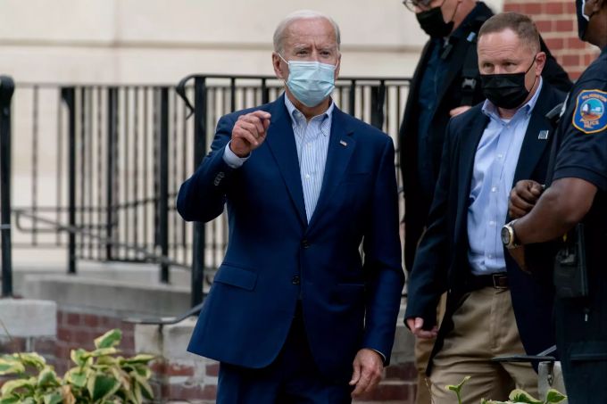 Donald Trumps Herausforderer, Joe Biden, zeigt sich seit Monaten in der Öffentlichkeit mit Maske. Donald Trump Joe Biden