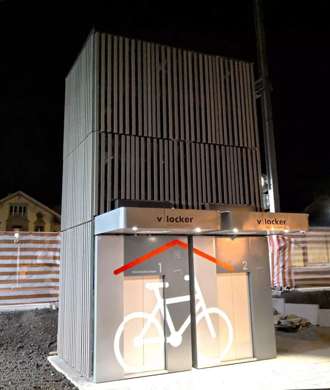 Der Veloturm in Münchenbuchsee bei Nacht. Veloturm