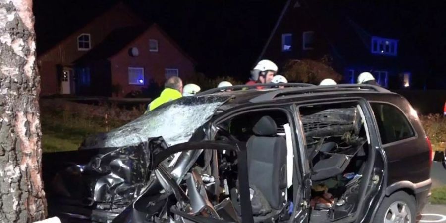 Das Wrack des verunglückten Wagens. Foto: -/Nord-West-Media TV/dpa