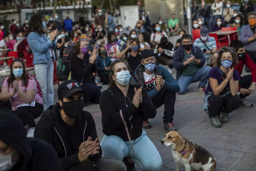 Wegen explodierender Zahlen wurden Teile von Madrid abgeriegelt, was heftige Proteste verursachte.