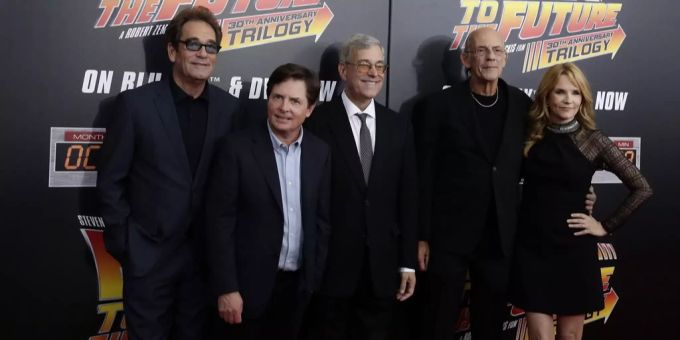 (Von links nach rechts) Huey Lewis, Michael J. Fox, Bob Gale, Christopher Lloyd und Lea Thompson 2015. Michael J. fox