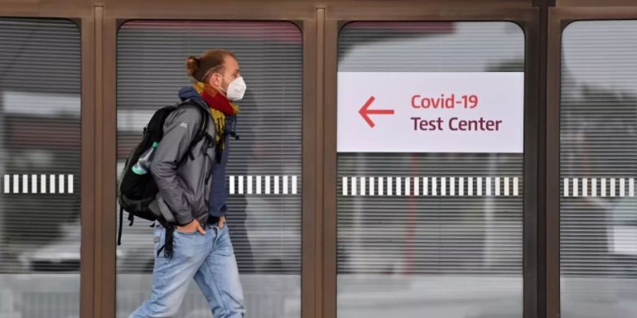 Passant mit Maske am Berliner Flughafen Tegel