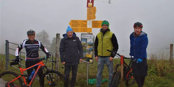 V. l. Adrian Schaad, Mountainbiker aus dem Naturpark, Kurt Erni, Leiter Grundlagen / Verkehr beim Amt für Verkehr und Tiefbau, Stephan Braun, Nachhaltiger Tourismus Naturpark Thal und Lothar Bürgi, Projekt- / Oberbauleiter Grossprojekte / Amt für Verkehr und Tiefbau eröffnen die neue Mountainbike-Route 44 beim Bergrestaurant Hinter Brandberg.