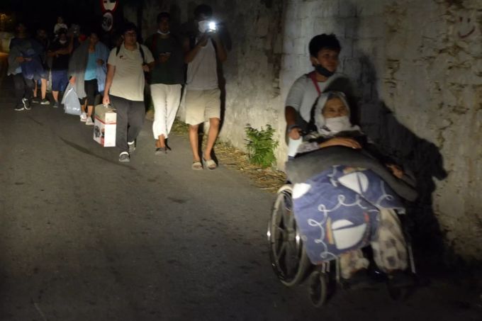 Flüchtlinge evakuieren das Lager Moria auf Lesbos. Dieses steht in Flammen. Flüchtlinge Moria Lesbos Lager