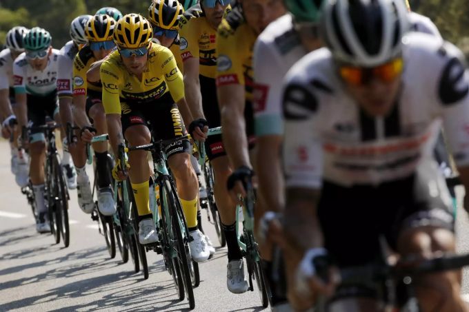 Primoz Roglic rollt bei der Tour de France im Peloton mit. Roglic Tour de France