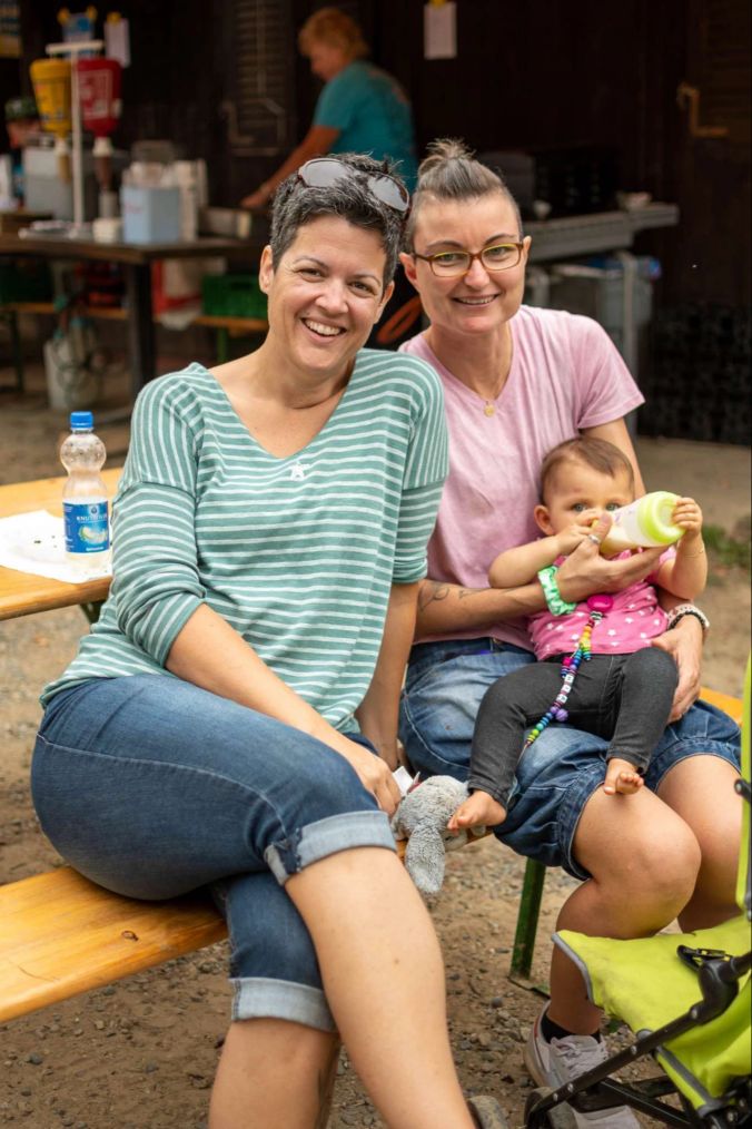 (v.l.): Janine und Patricia mit der kleinen Mia.