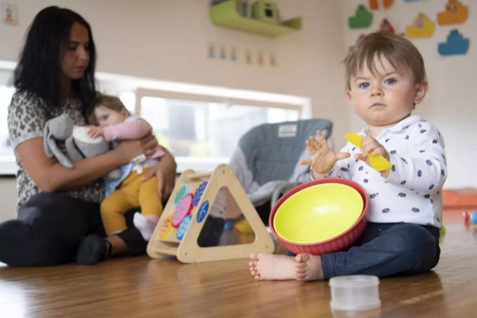 Kleinkindererzieherin Angela kümmert sich um zwei Kinder in der privaten Kita «Petites Couleurs», am 28. April in Denges VD. Kita Baby Betreuerin