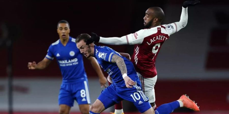 Leicesters James Maddison(l) behauptet sich im Zeikampf mit Arsenals Alexandre Lacazette. Foto: Will Oliver/PA Wire/dpa