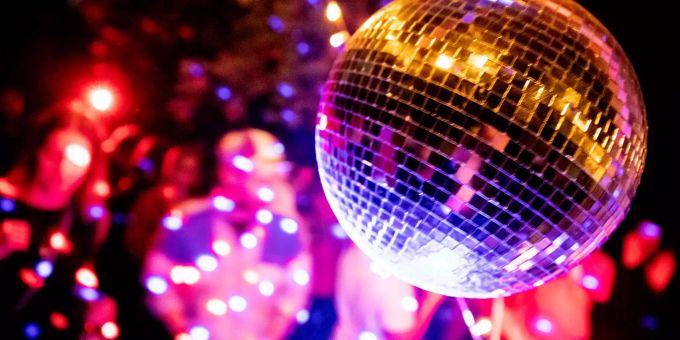 Se il cast sta arrivando, quest'anno non dovrebbero esserci feste di Capodanno. discoteca