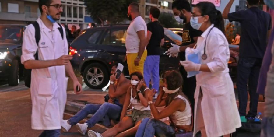 Verletzte und Gesundheitsperonal in Beirut