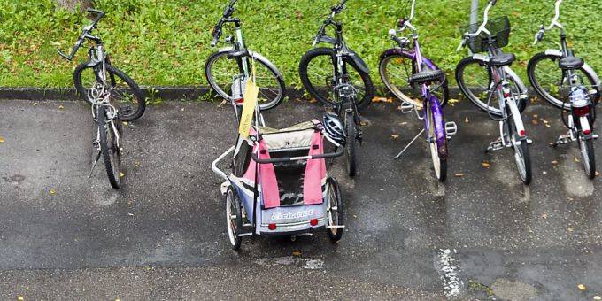 Laut der Beratungsstelle für Unfallverhütung sind Anhänger die sicherste Variante, um Kinder mit dem Velo zu transportieren. (Archivbild) Laut der Beratungsstelle für Unfallverhütung sind Anhänger die sicherste Variante, um Kinder mit dem Velo zu transportieren. (Archivbild)