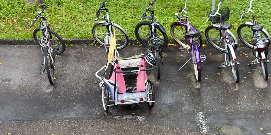 Laut der Beratungsstelle für Unfallverhütung sind Anhänger die sicherste Variante, um Kinder mit dem Velo zu transportieren. (Archivbild)