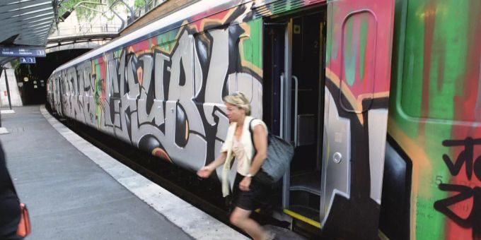 Ein mit Graffiti versprayter Zug in Zürich. (Symbolbild) Zug Graffiti Sprayer