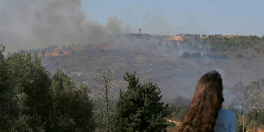 Ein Mädchen beobachtet einen Brand im Norden Israels