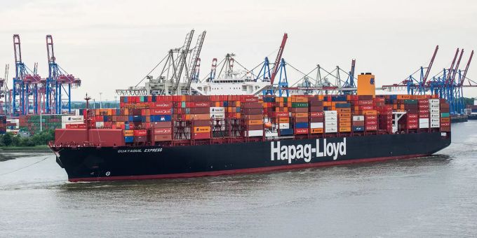 Hamburg: Das Hapag-Lloyd-Containerschiff «Guayaquil Express» fährt in den Hafen ein. Die internationale Containerschifffahrt hat sich von den Folgen der Corona-Pandemie schneller als erwartet erholt. Schifffahrt erholt sich schneller als erwartet